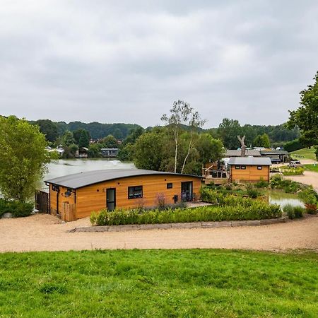 Sumners Ponds Fishery & Campsite Hotel Horsham Bagian luar foto