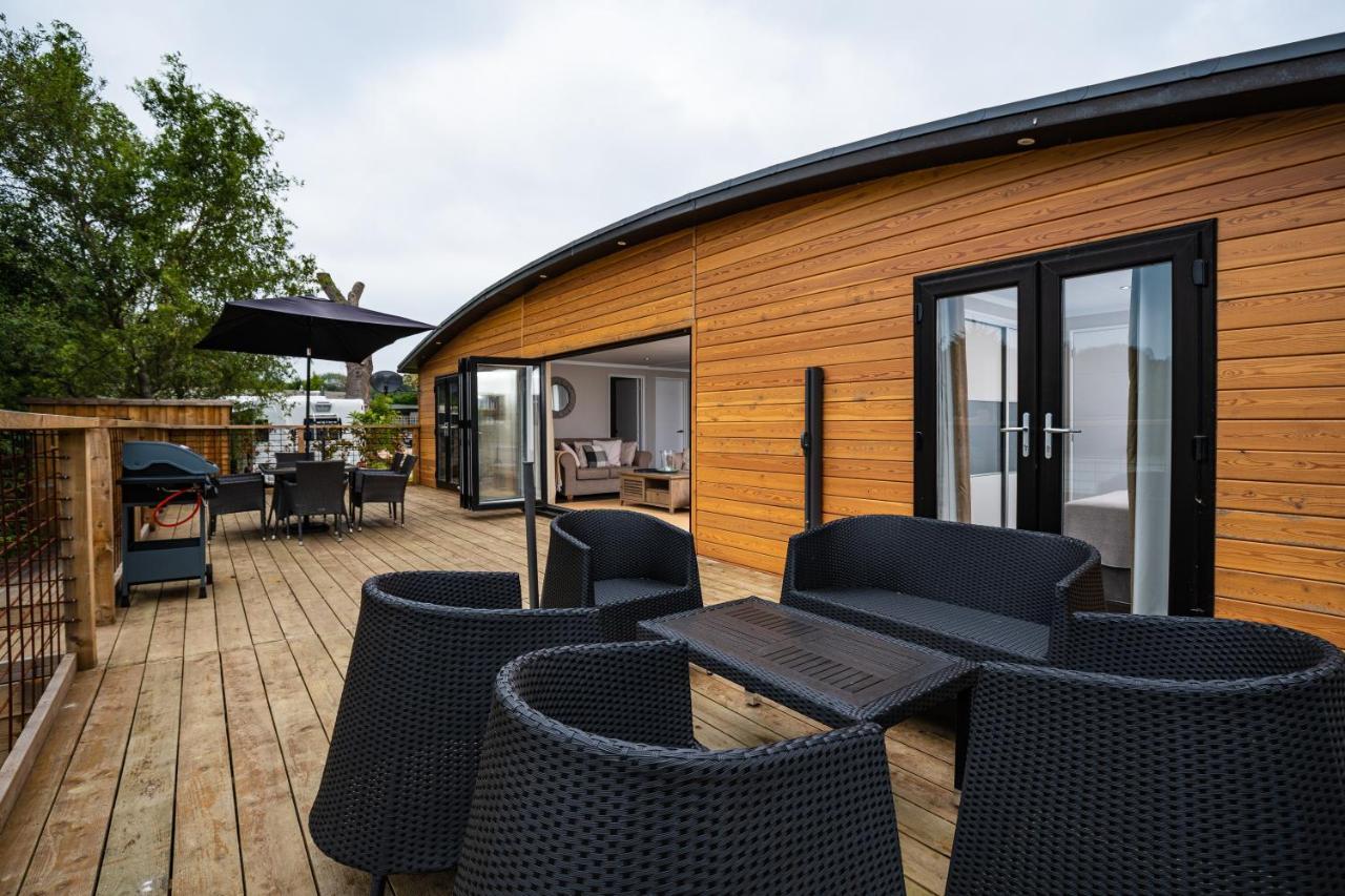 Sumners Ponds Fishery & Campsite Hotel Horsham Bagian luar foto