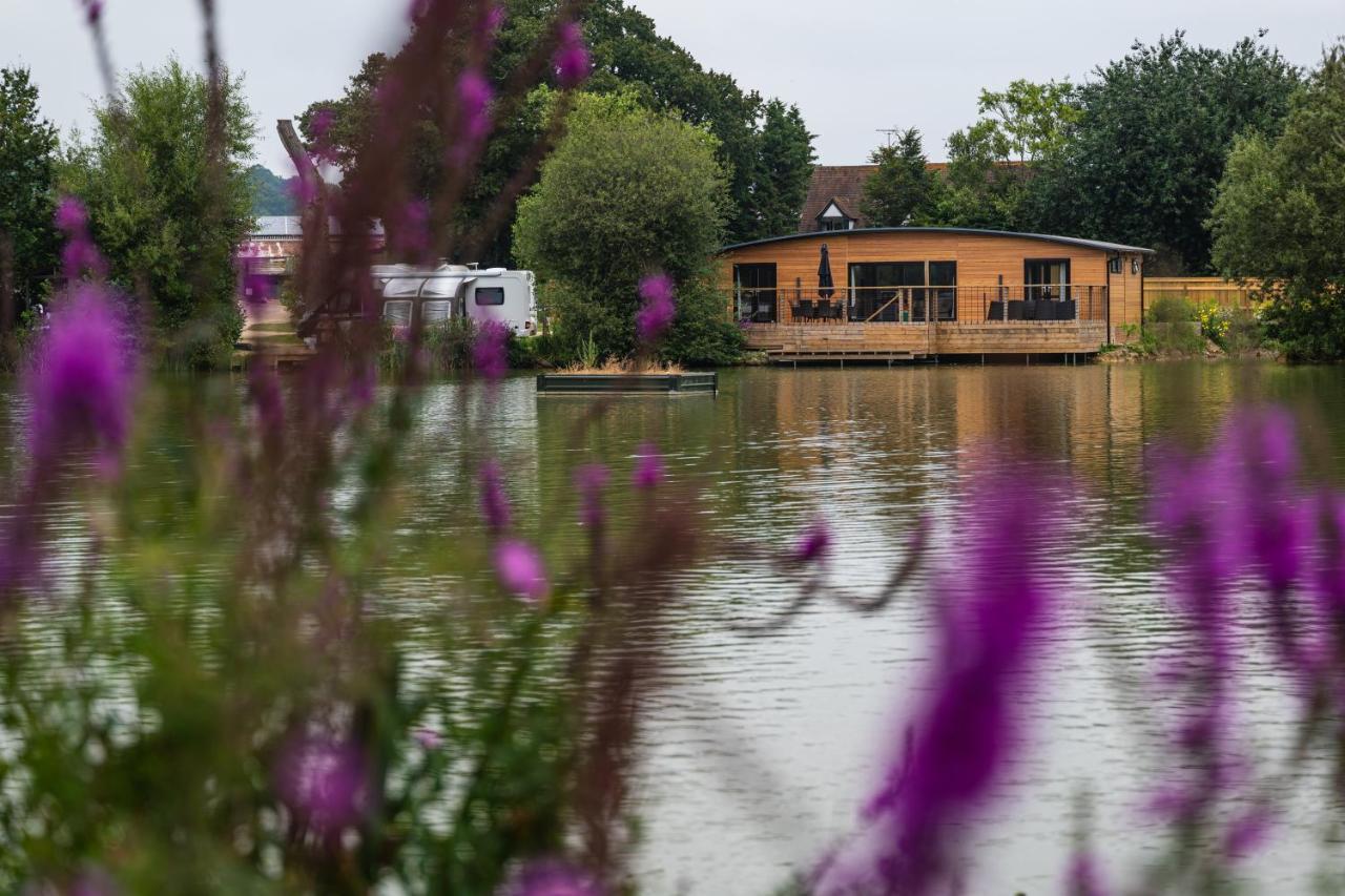 Sumners Ponds Fishery & Campsite Hotel Horsham Bagian luar foto