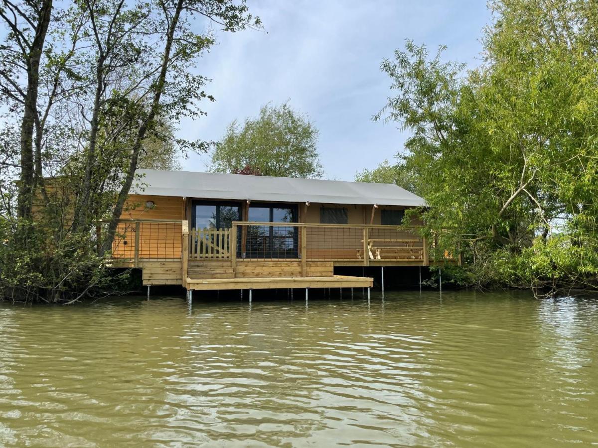 Sumners Ponds Fishery & Campsite Hotel Horsham Bagian luar foto