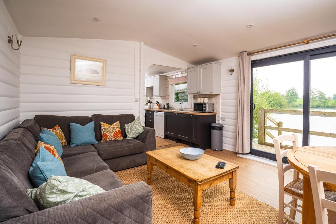 Sumners Ponds Fishery & Campsite Hotel Horsham Bagian luar foto