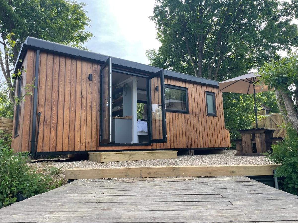 Sumners Ponds Fishery & Campsite Hotel Horsham Bagian luar foto