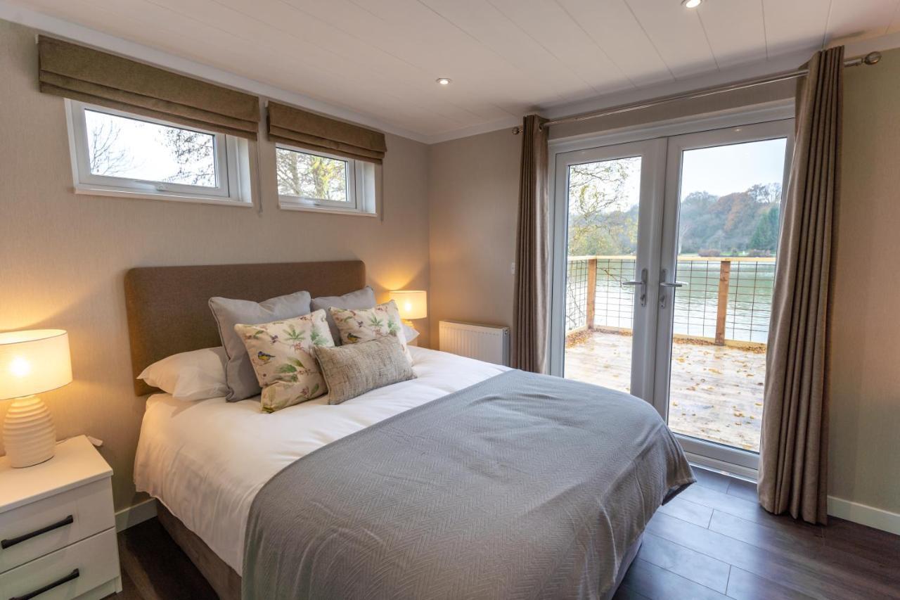 Sumners Ponds Fishery & Campsite Hotel Horsham Bagian luar foto