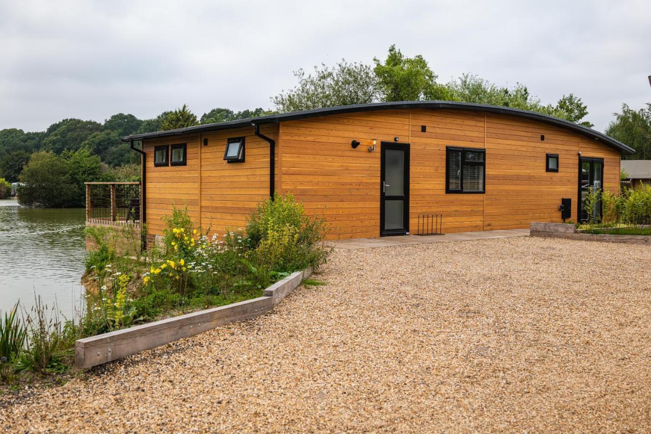 Sumners Ponds Fishery & Campsite Hotel Horsham Bagian luar foto