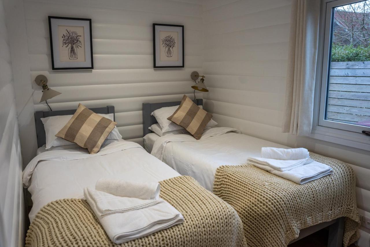 Sumners Ponds Fishery & Campsite Hotel Horsham Bagian luar foto