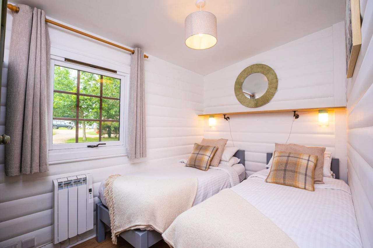Sumners Ponds Fishery & Campsite Hotel Horsham Bagian luar foto