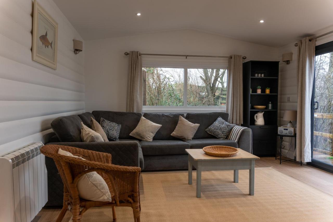 Sumners Ponds Fishery & Campsite Hotel Horsham Bagian luar foto