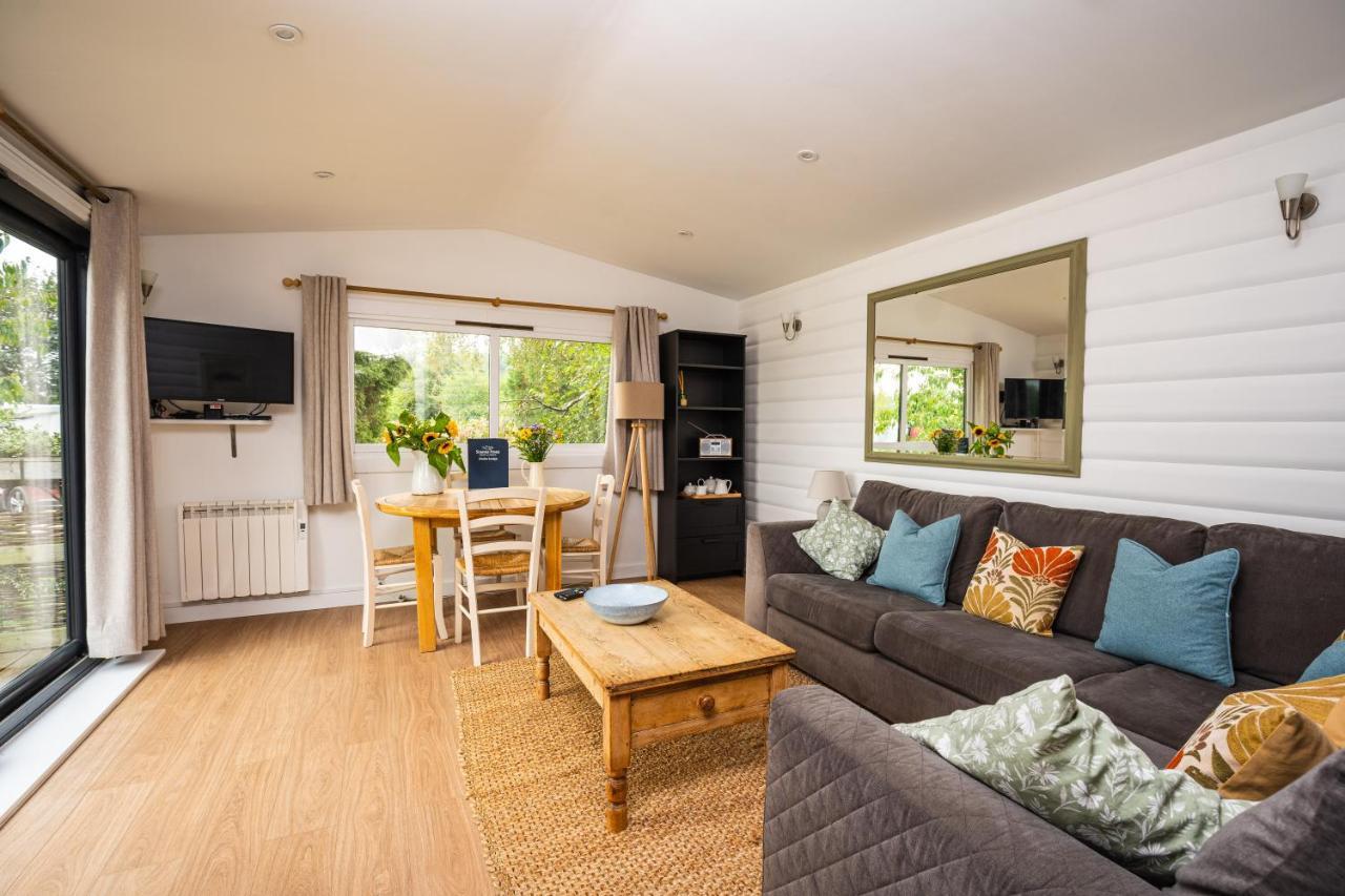 Sumners Ponds Fishery & Campsite Hotel Horsham Bagian luar foto