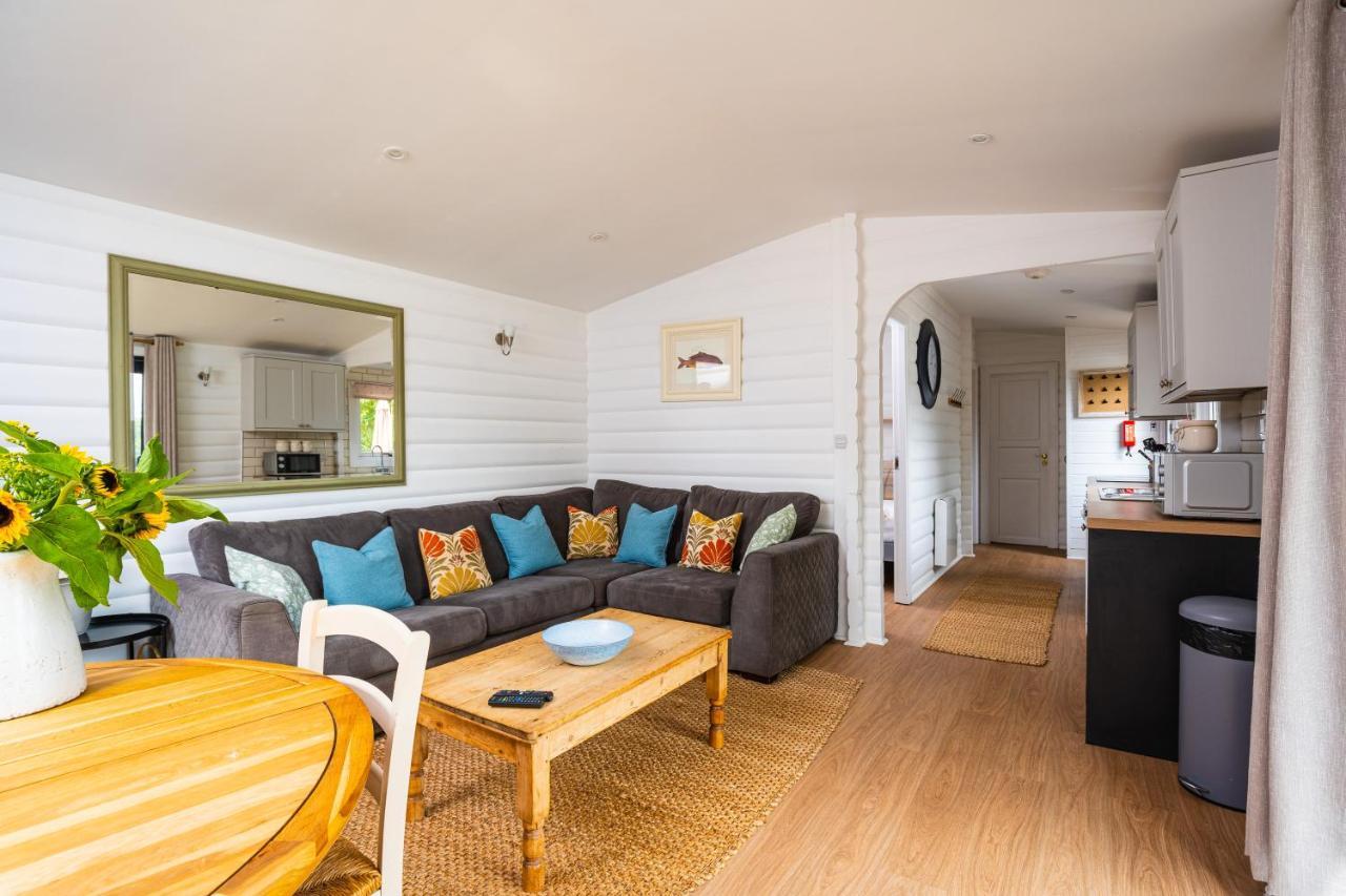 Sumners Ponds Fishery & Campsite Hotel Horsham Bagian luar foto