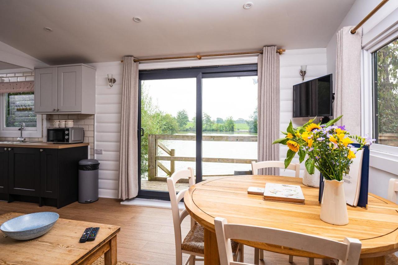 Sumners Ponds Fishery & Campsite Hotel Horsham Bagian luar foto