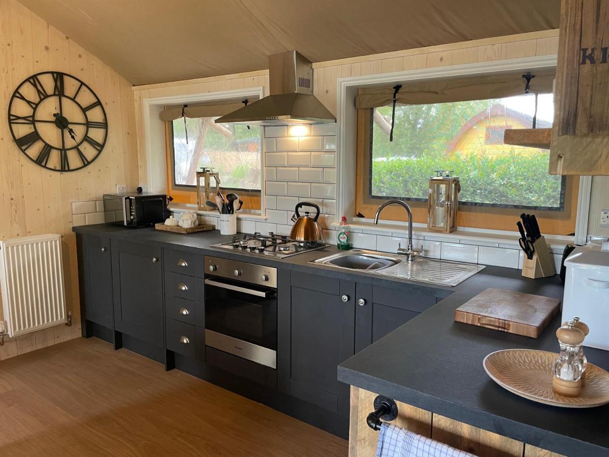 Sumners Ponds Fishery & Campsite Hotel Horsham Bagian luar foto