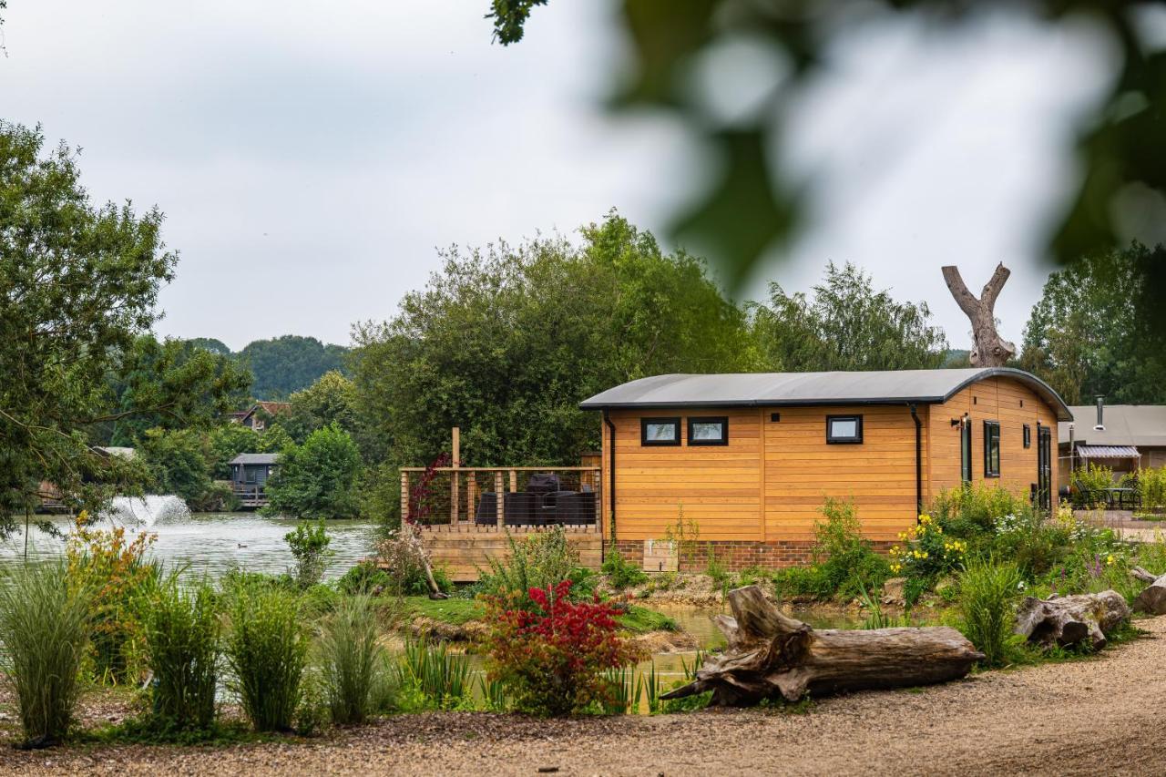 Sumners Ponds Fishery & Campsite Hotel Horsham Bagian luar foto
