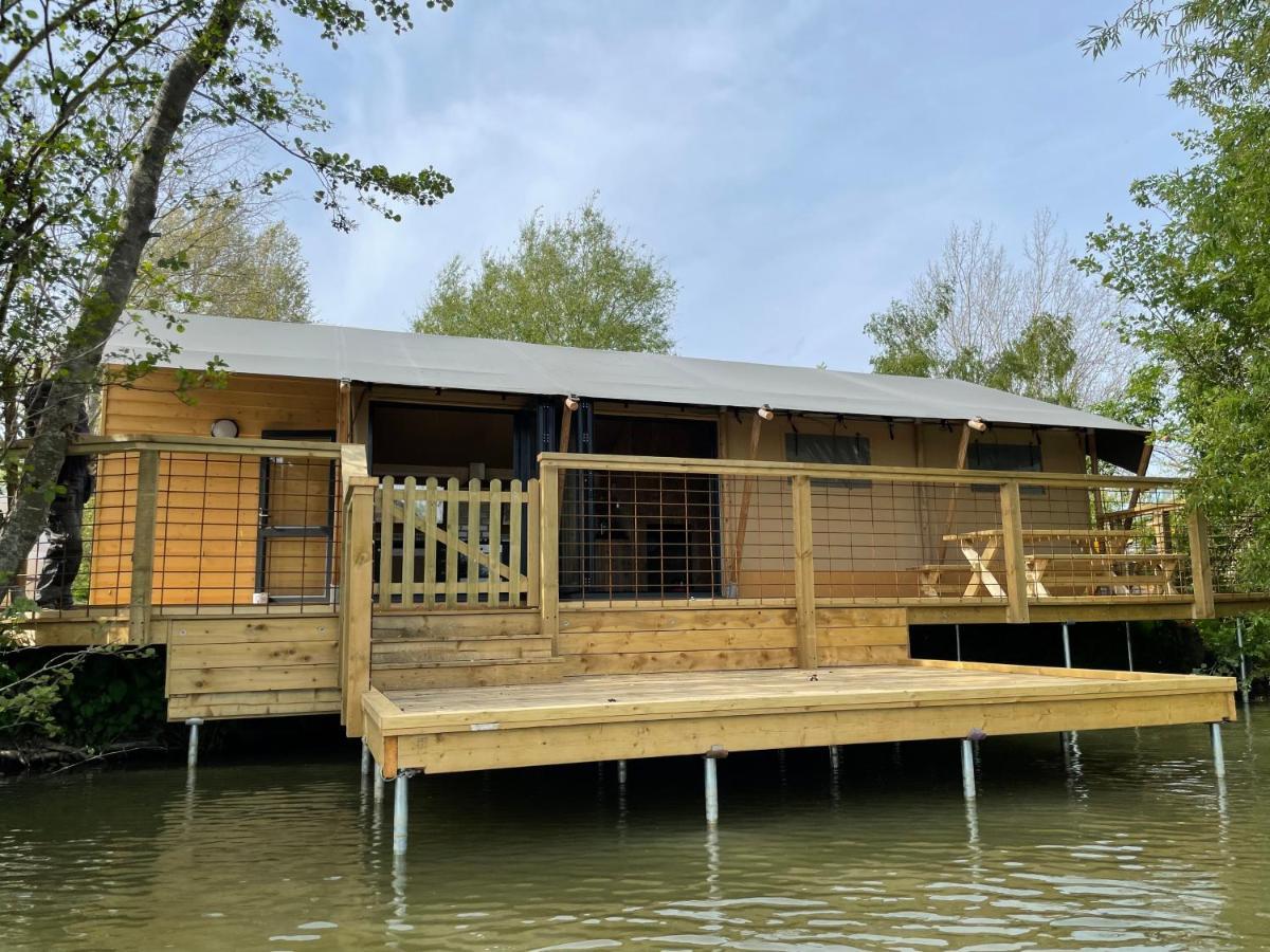 Sumners Ponds Fishery & Campsite Hotel Horsham Bagian luar foto