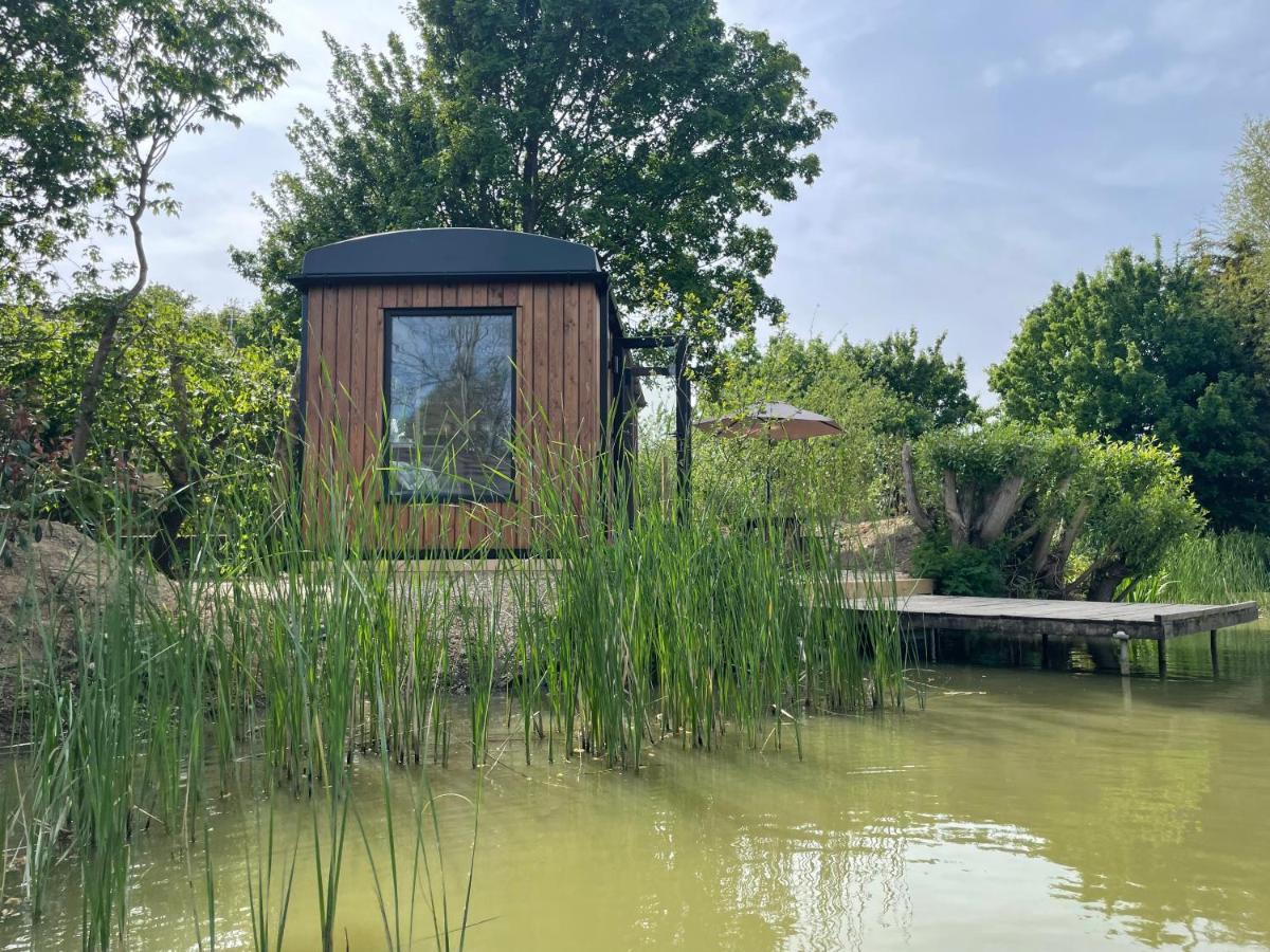 Sumners Ponds Fishery & Campsite Hotel Horsham Bagian luar foto