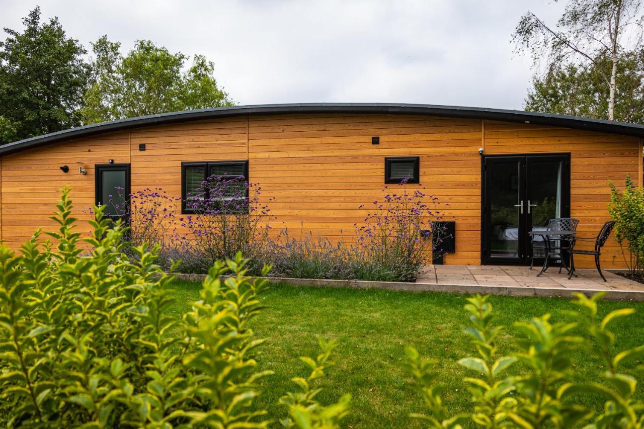 Sumners Ponds Fishery & Campsite Hotel Horsham Bagian luar foto