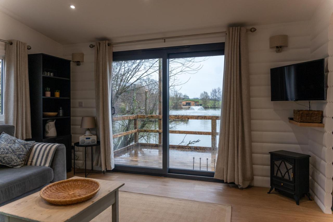 Sumners Ponds Fishery & Campsite Hotel Horsham Bagian luar foto