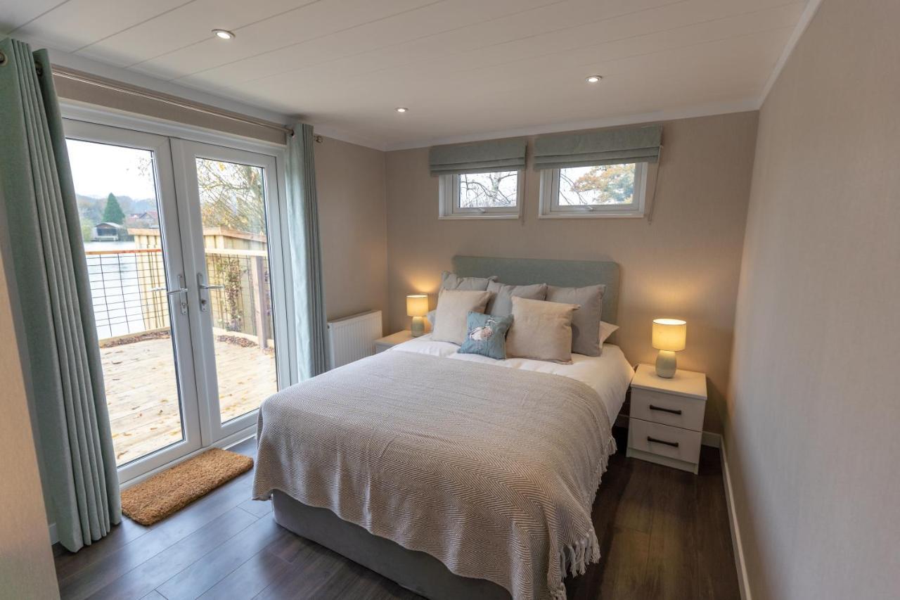 Sumners Ponds Fishery & Campsite Hotel Horsham Bagian luar foto