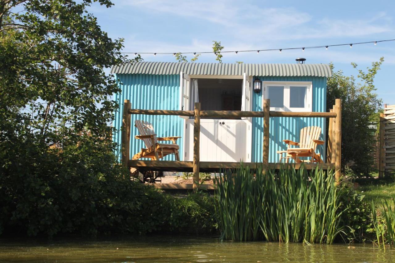 Sumners Ponds Fishery & Campsite Hotel Horsham Bagian luar foto