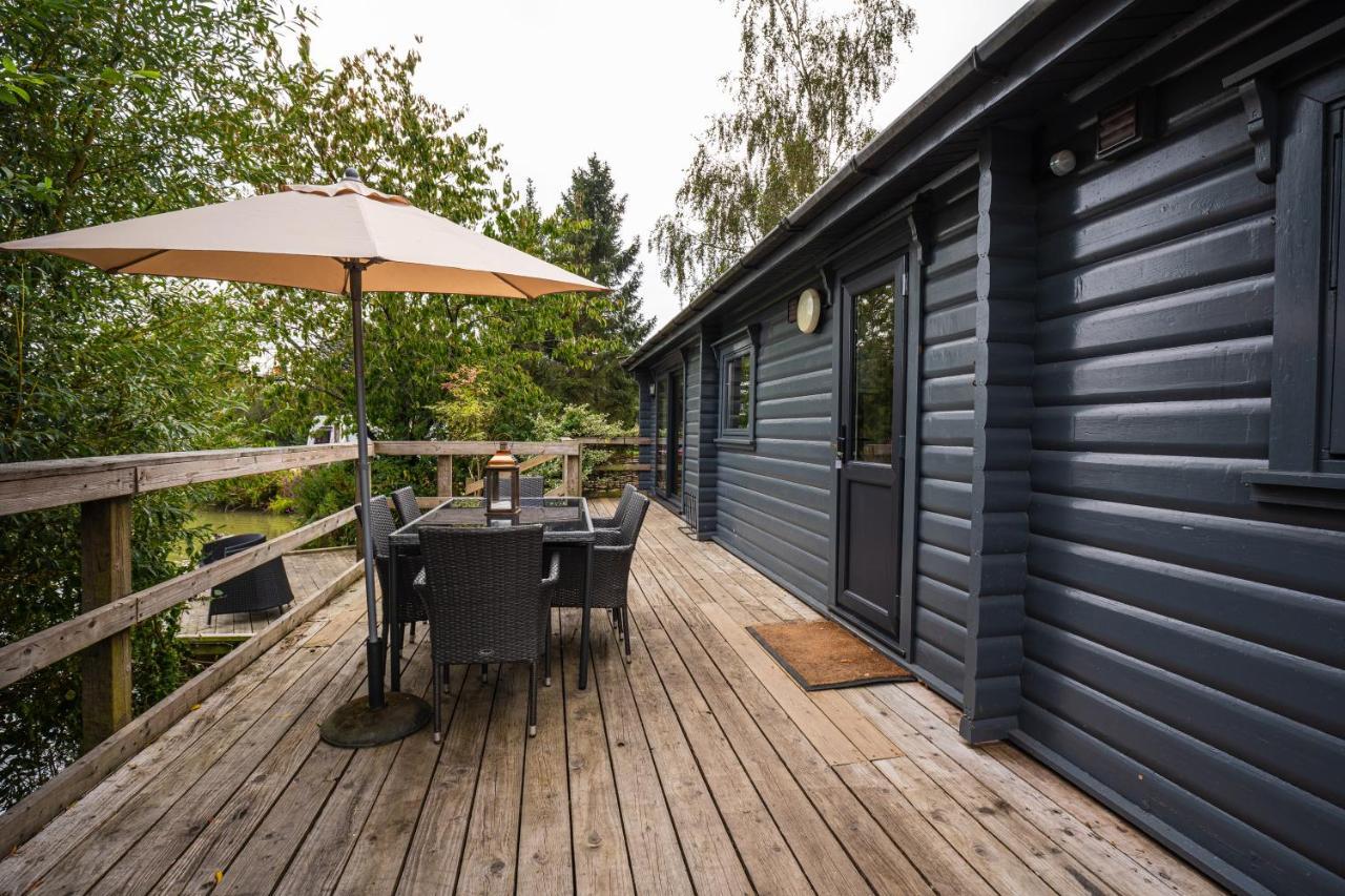 Sumners Ponds Fishery & Campsite Hotel Horsham Bagian luar foto