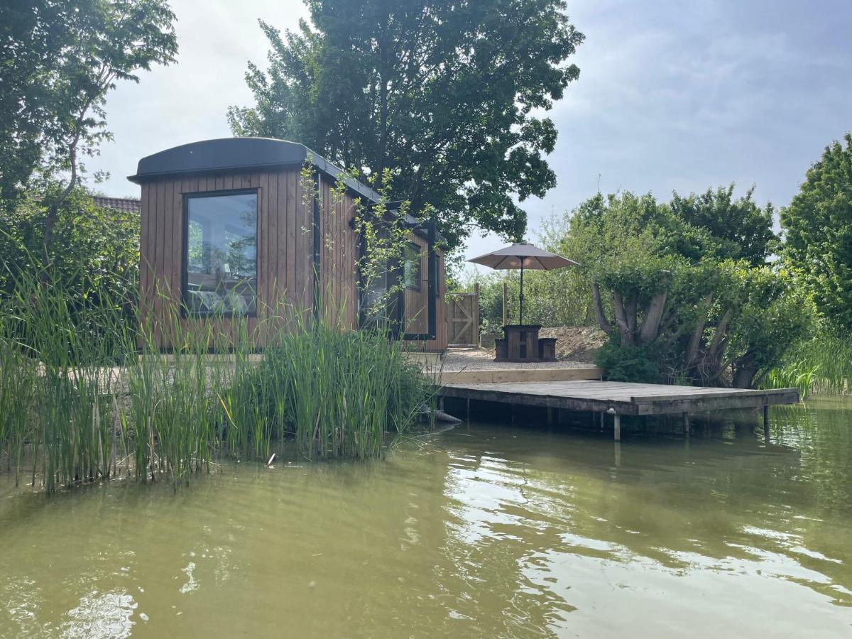 Sumners Ponds Fishery & Campsite Hotel Horsham Bagian luar foto