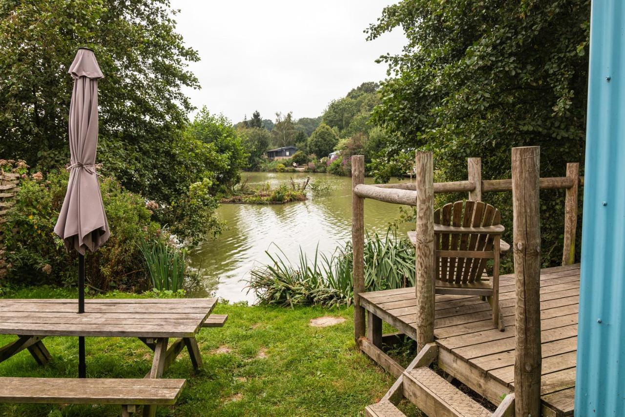 Sumners Ponds Fishery & Campsite Hotel Horsham Bagian luar foto