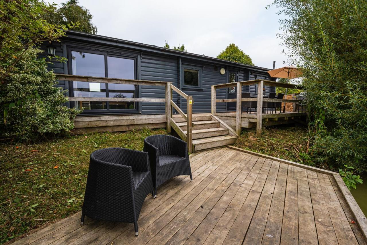 Sumners Ponds Fishery & Campsite Hotel Horsham Bagian luar foto
