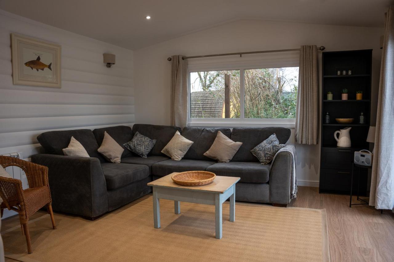 Sumners Ponds Fishery & Campsite Hotel Horsham Bagian luar foto