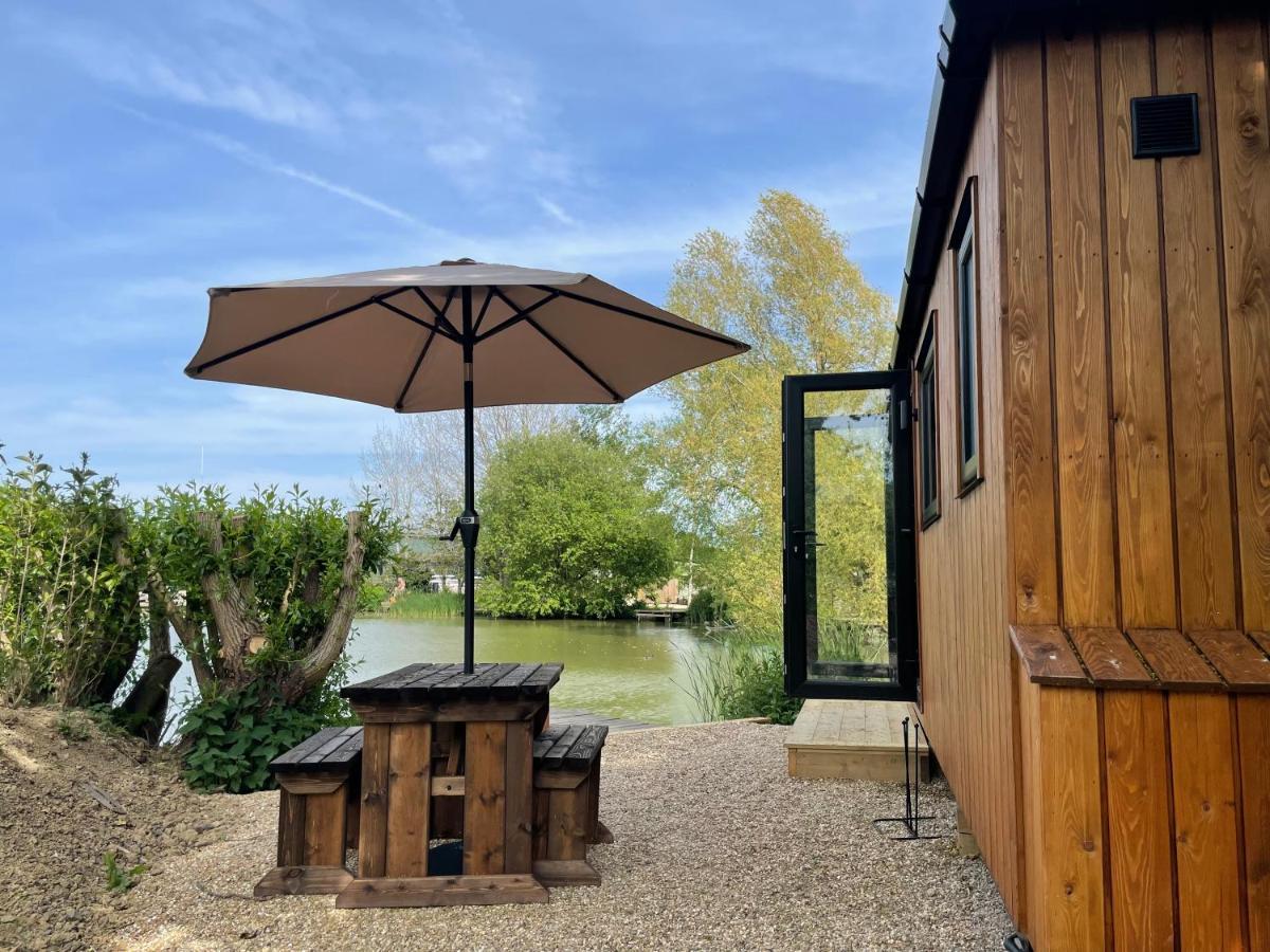 Sumners Ponds Fishery & Campsite Hotel Horsham Bagian luar foto
