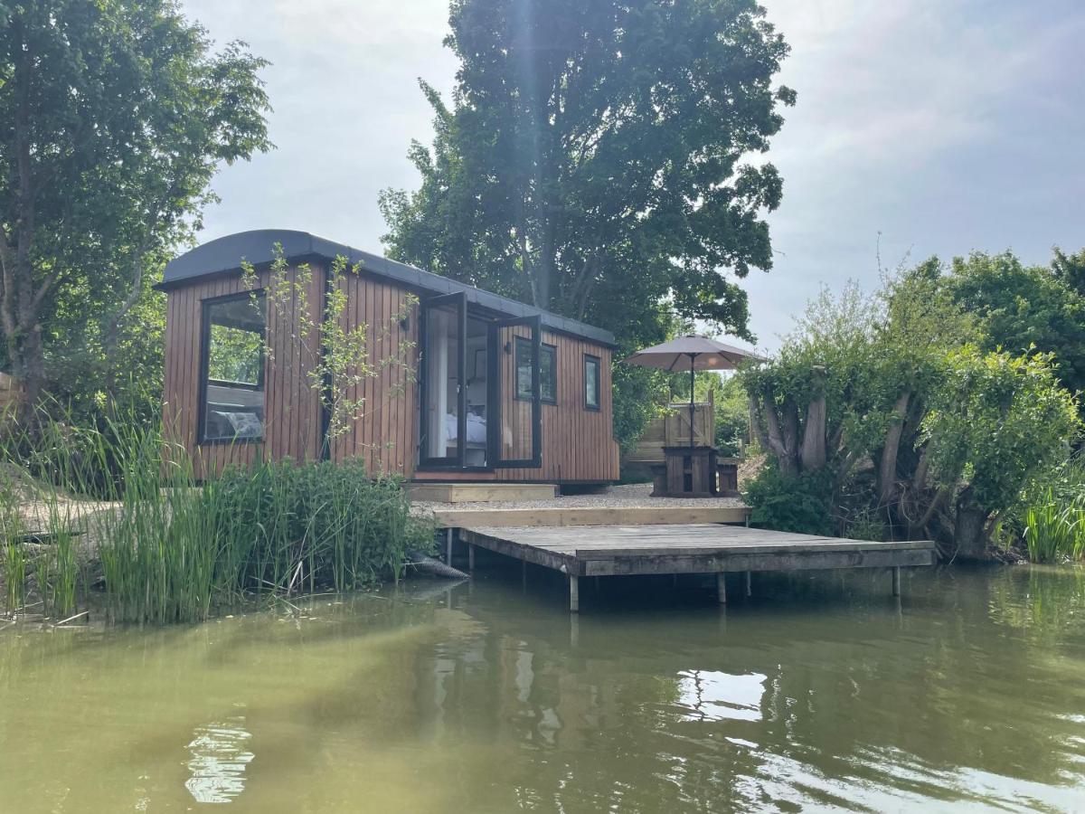 Sumners Ponds Fishery & Campsite Hotel Horsham Bagian luar foto