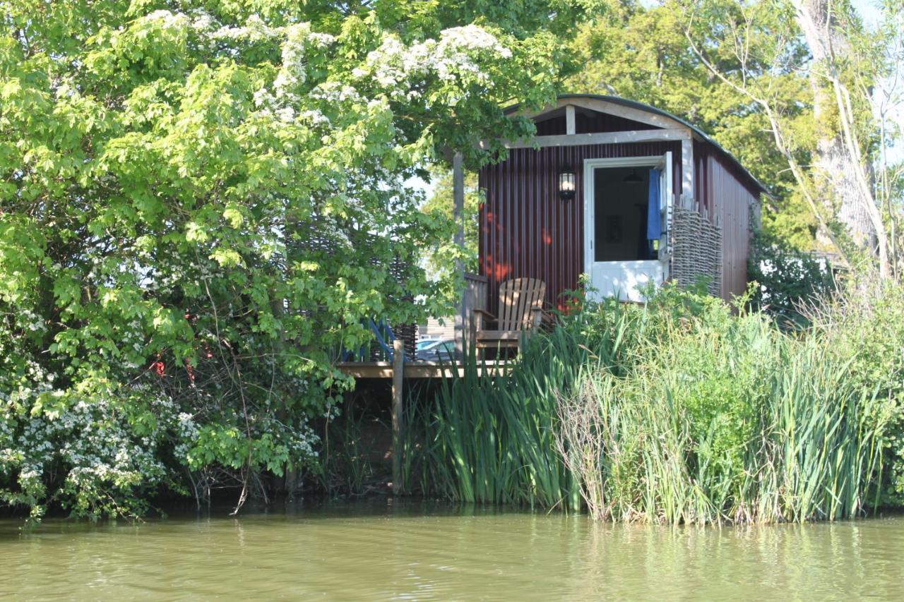 Sumners Ponds Fishery & Campsite Hotel Horsham Bagian luar foto