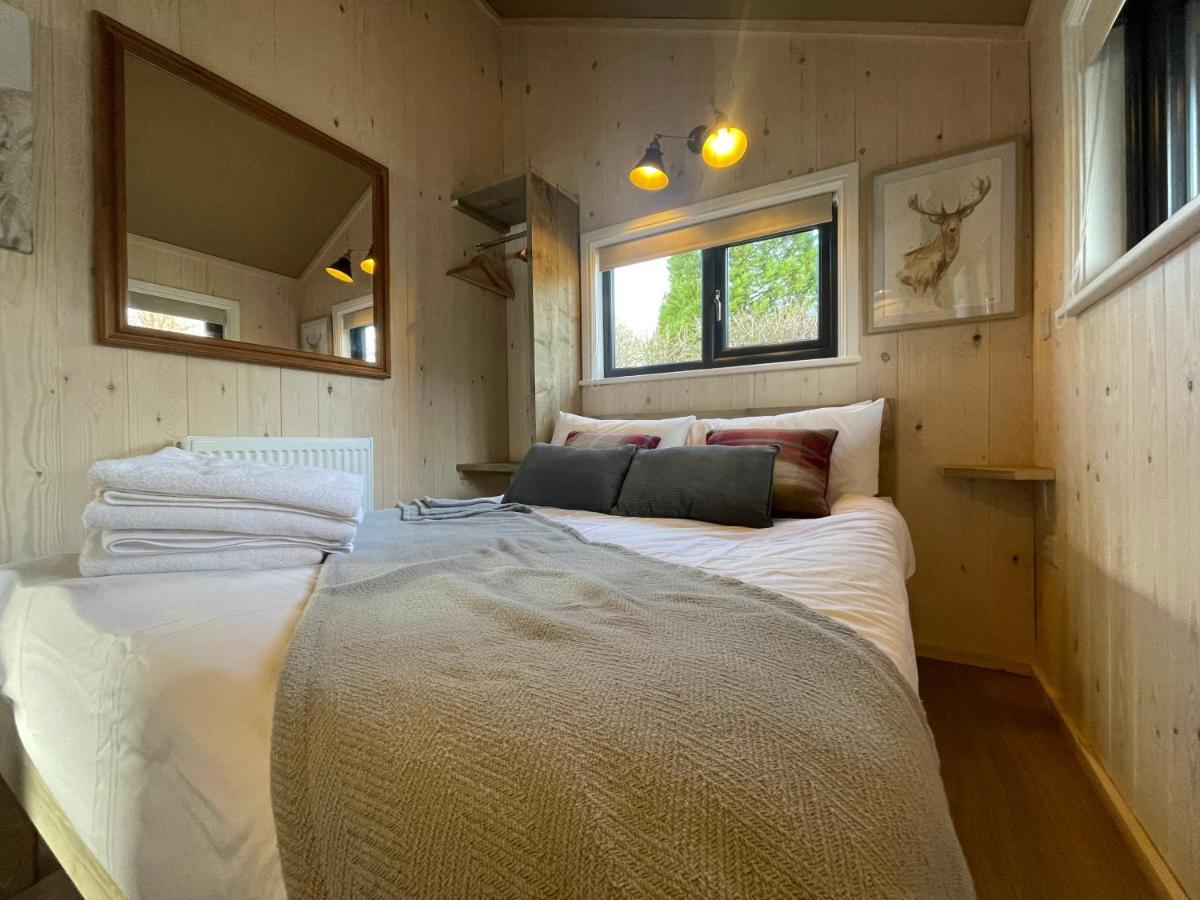 Sumners Ponds Fishery & Campsite Hotel Horsham Bagian luar foto