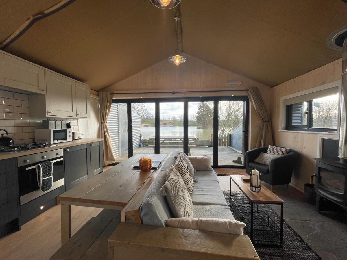 Sumners Ponds Fishery & Campsite Hotel Horsham Bagian luar foto