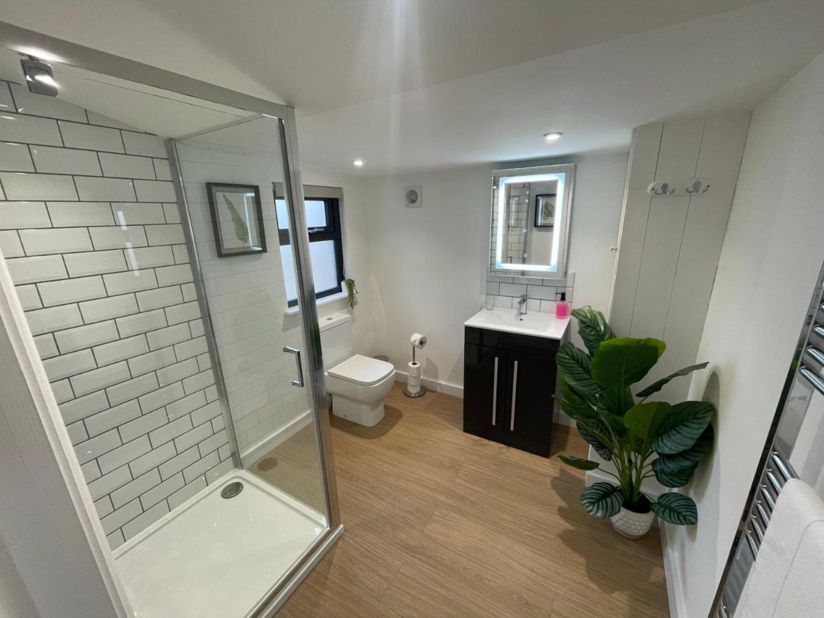 Sumners Ponds Fishery & Campsite Hotel Horsham Bagian luar foto