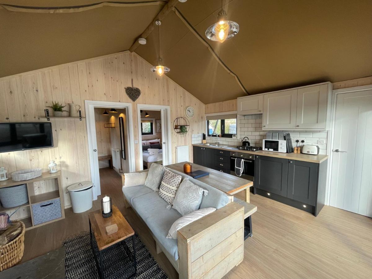 Sumners Ponds Fishery & Campsite Hotel Horsham Bagian luar foto