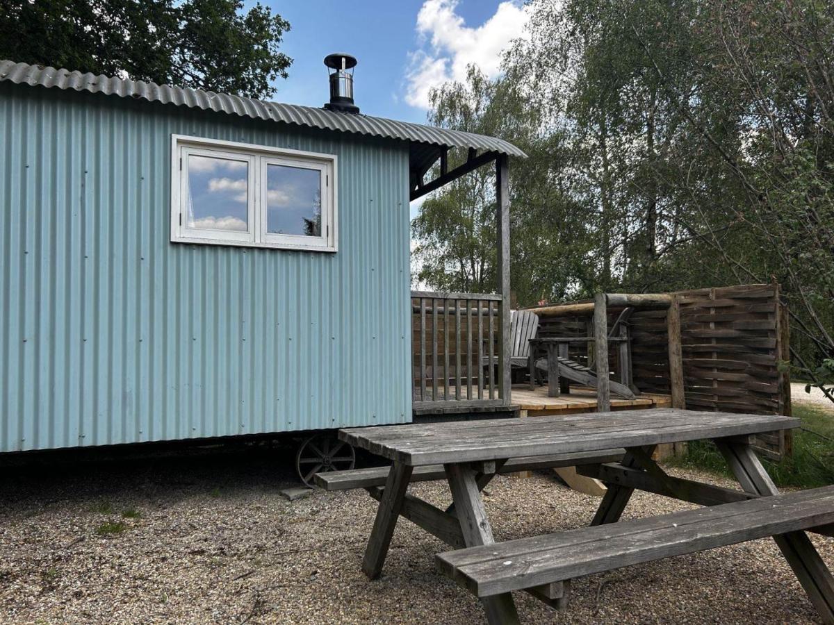 Sumners Ponds Fishery & Campsite Hotel Horsham Bagian luar foto