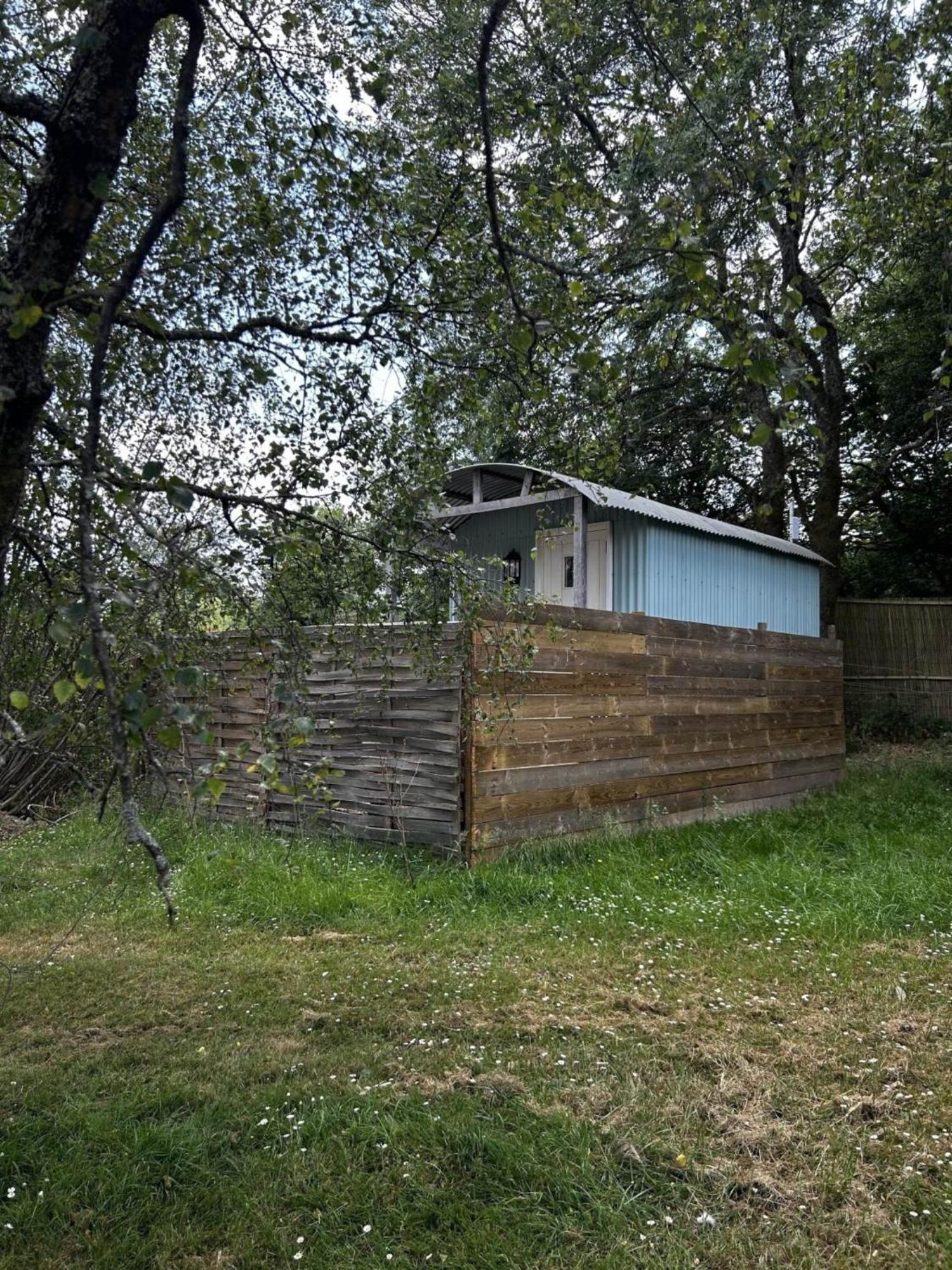 Sumners Ponds Fishery & Campsite Hotel Horsham Bagian luar foto